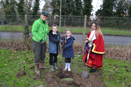 L-R: Jo Metcalfe, Rueben & Riley (year 3), Cllr Nasima Begum